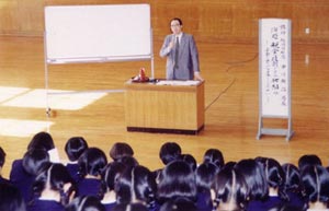 福岡市の中村学園高校で税金の役割と仕組を講義
