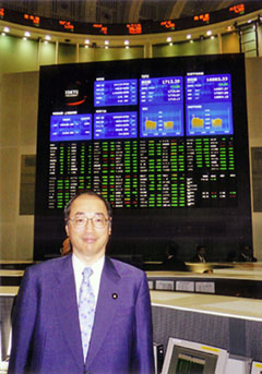 東京証券取引所を視察する中川雅治
