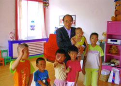 中国撫順市の社会福祉院で孤児や障害児と