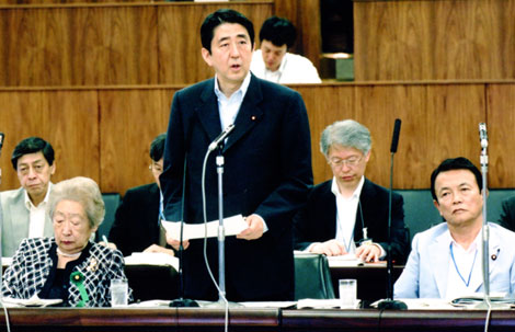 左端：緒方貞子国際協力機構理事長、中央：安倍晋三総理、右端：麻生太郎外相