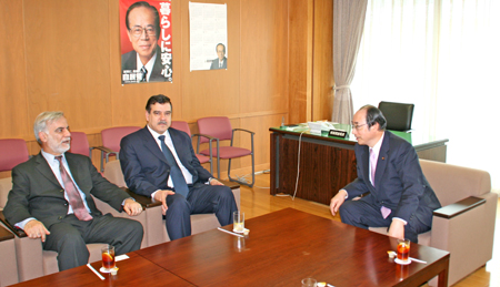 イラク共和国のアーニー大統領府長官（中央）、ジュマイリー駐日イラク大使（左）と懇談する中川雅治（右）