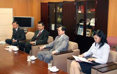 来日した胡偉・上海交通大学国際公共事務学院長（右から２人目）ら