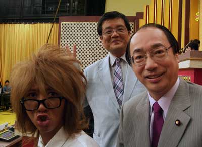 スタジオで、左から慶さん、森永卓郎さん、中川雅治