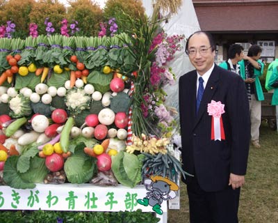 東京都農業祭の会場から出発し、表参道をパレードする野菜・花宝船の横で