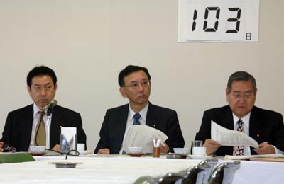 地球温暖化対策特別委員会に出席した谷垣禎一総裁（中央）