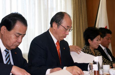 地球温暖化対策特別委員会に出席した中川雅治（左から2人目）