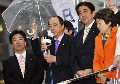 「創生日本」の街頭演説会で訴える中川まさはる（左から２人目）右は安部晋三元内閣総理大臣