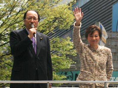 4月30日 新宿駅東口で前衆議院議員佐藤ゆかりさんと街頭演説