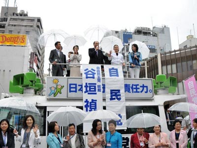 5月19日 浅草雷門前で谷垣自民党総裁、たかがい恵美子さん、三原じゅん子さんらと街頭演説