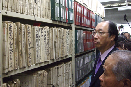 釧路地方法務局根室支局に保存されている北方領土の登記簿を視察する中川雅治