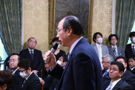 参議院自民党議員総会で東日本大震災への対応について発言する中川雅治