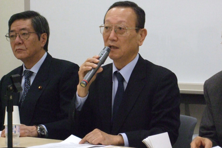 福島第一原子力発電所の事故について説明する諸葛東大特任教授（右）