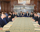 参議院委員長懇談会が開催され、東日本巨大地震の被害状況、対応等について政府より報告を聴取、意見交換