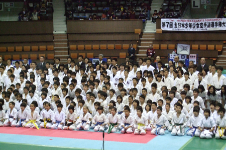 全日本少年少女空手道選手権大会に参加した選手達と記念撮影