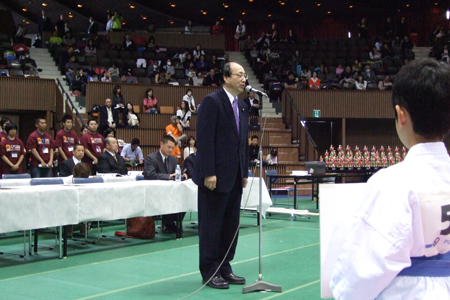 全日本少年少女空手道選手権大会開会式で挨拶する中川雅治