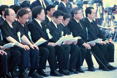 沖縄全戦没者追悼式に参列した中川雅治(左端)