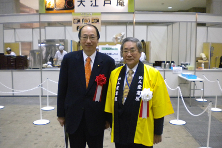麺産業展で日本麺類業団体連合会の鵜飼良平会長と