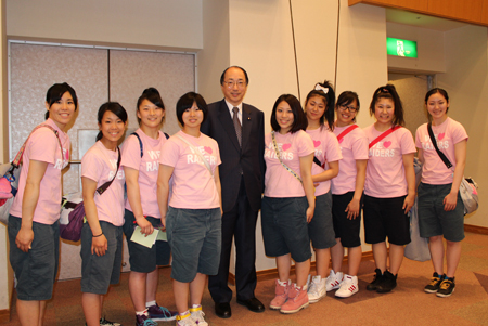 歓迎レセプションで大阪の梅花女子大学の選手の皆さんと