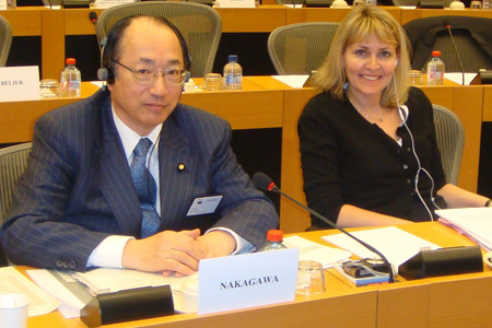 日本･EU議員会議の会場で(右はデンマーク出身のクリステル･シャルデモウス議員)