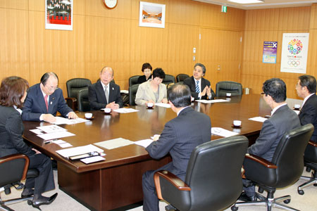 森まさこ大臣(左端)へ要望する中川雅治、東京都議会議員ら