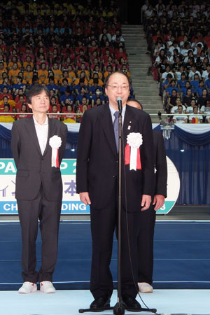 チアリーディング日本選手権大会開会式で祝辞を述べる中川雅治