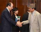 衆・参両院がネパール大地震の見舞金をバッタライ駐日ネパール大使に贈呈