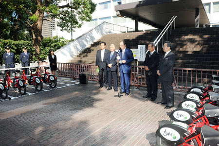 参議院サイクルポート開設式で挨拶する中川雅治（中央）