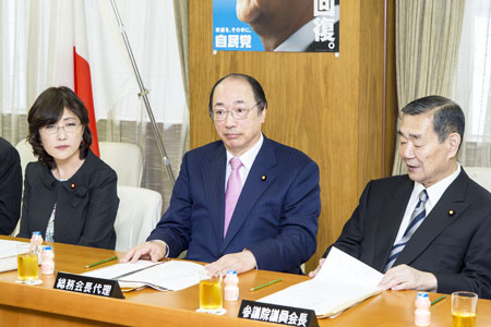 総務会での中川雅治（中央）、左は稲田政調会長、右は溝手参議院議員会長