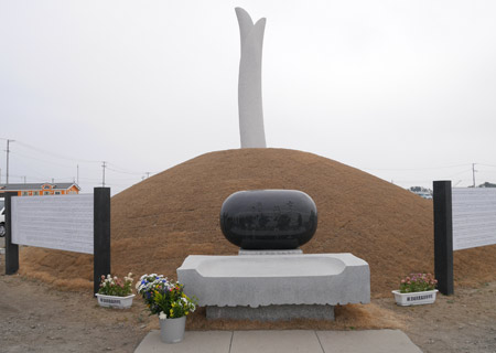 名取市閖上地区に設置された東日本大震災慰霊碑