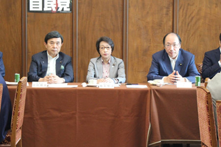 参議院自民党執行部会で。右から中川雅治、橋本聖子議員会長、吉田博美幹事長