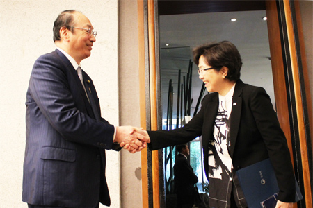 韓国の金恩京・環境部長官と会談前の握手