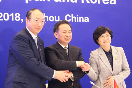 日中韓3か国環境大臣会合の後の握手
